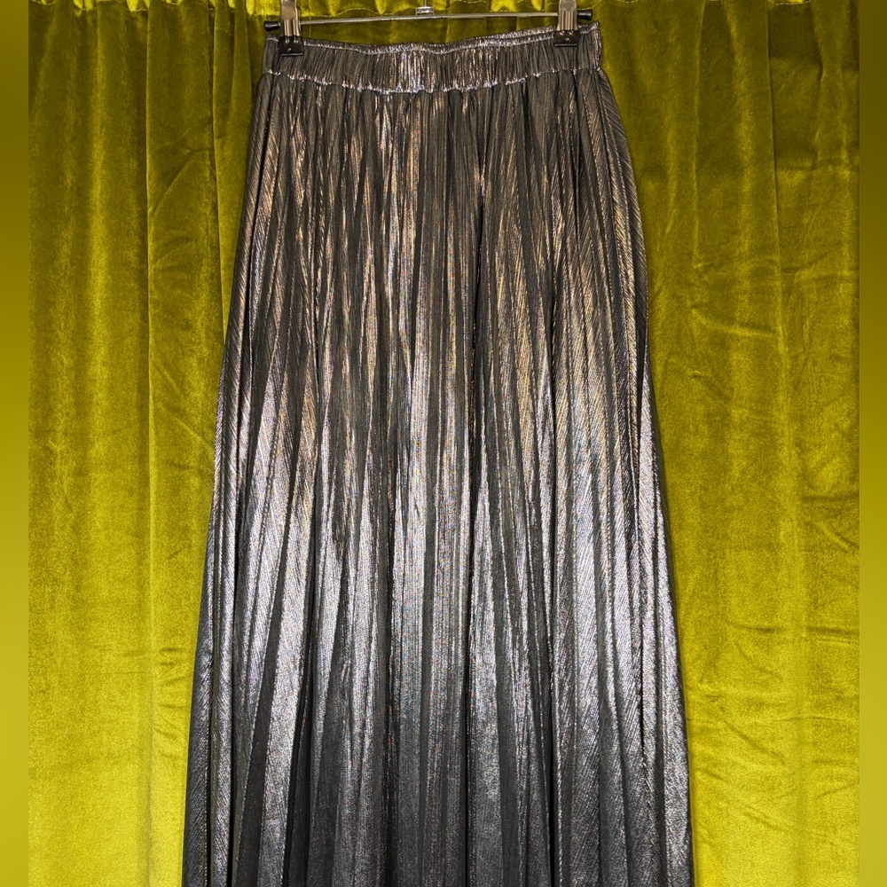 Molly Bracken Pleated Metallic Gunmetal Silver Midi Skirt. Size Small Retail $80 - Picture 5 of 10